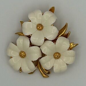 Monet VTG Gold and Cream Floral Brooch